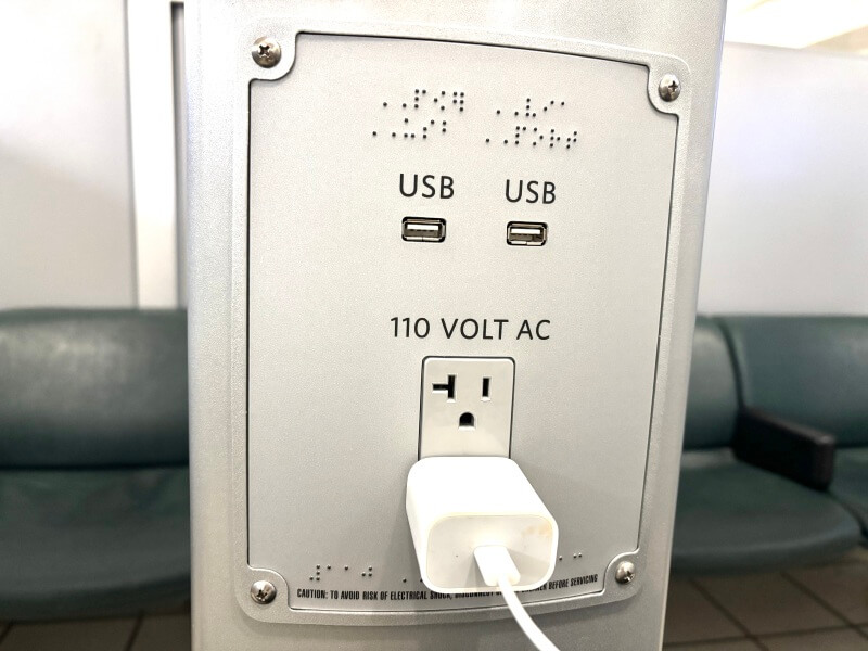 ベンチコーナーの充電口