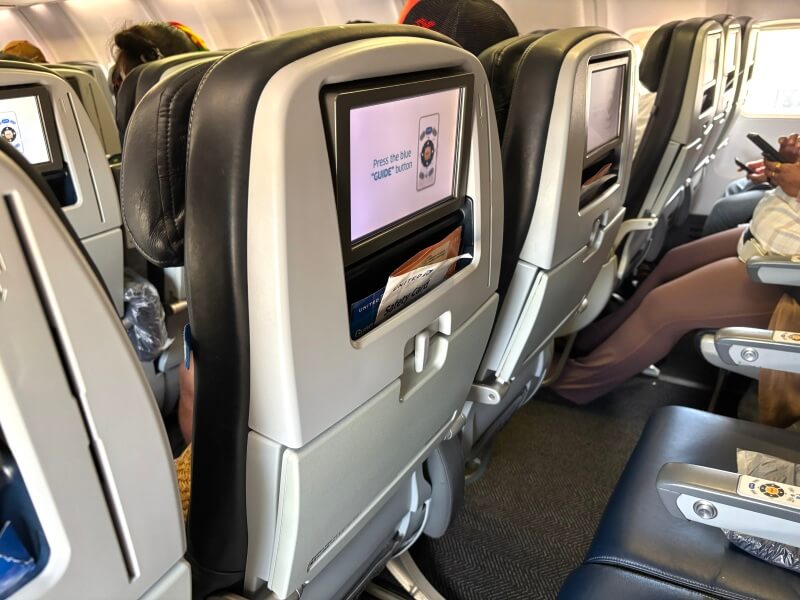 ユナイテッド航空「グアム⇔チューク」の座席を横から見たところ