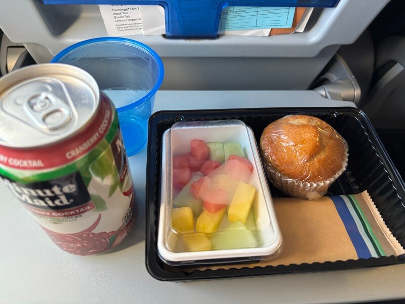 ユナイテッド航空「グアム⇔チューク」の行きの機内食