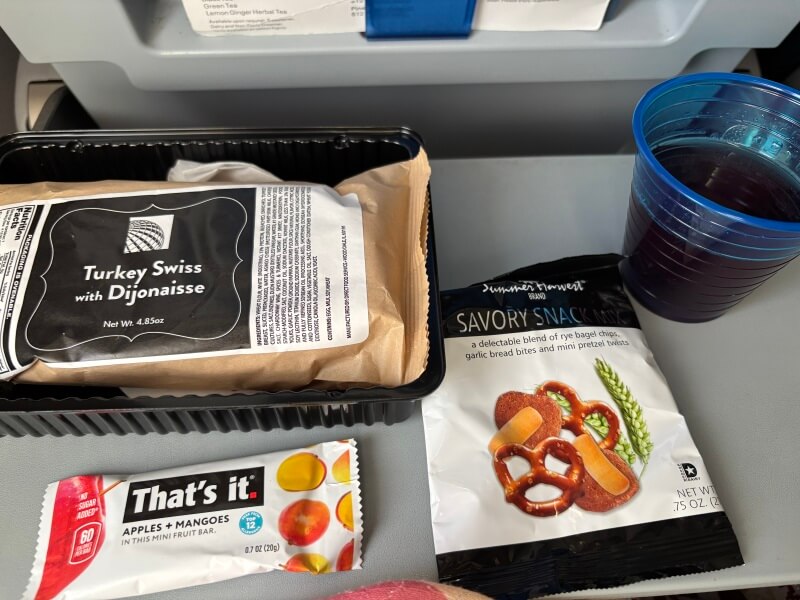 ユナイテッド航空「グアム⇔チューク」の帰りの機内食