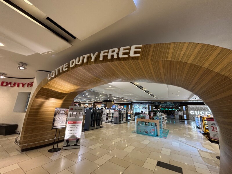 グアム国際空港で出国審査が終わったところ