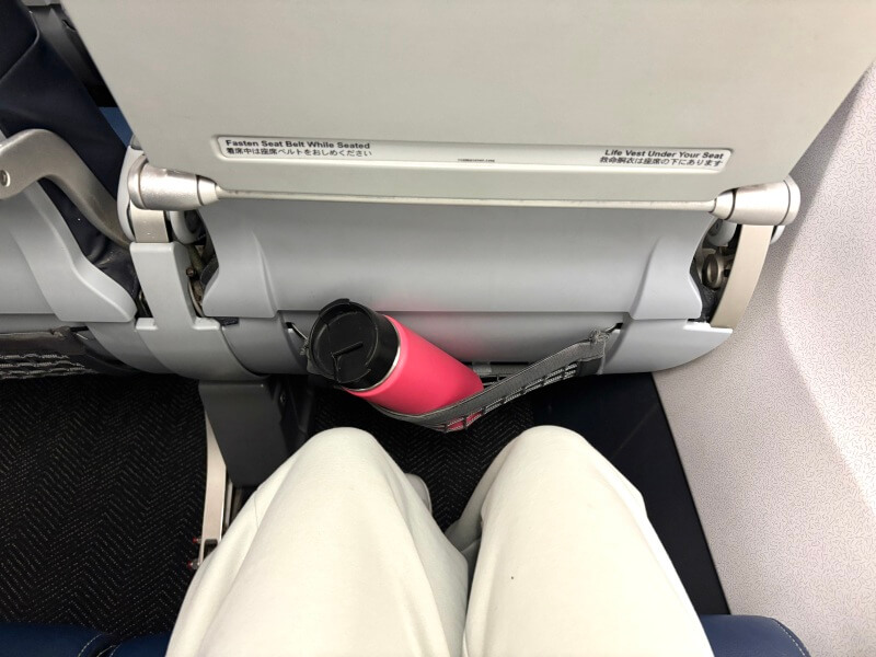 ユナイテッド航空「羽田⇔グアム」便の足元の広さ