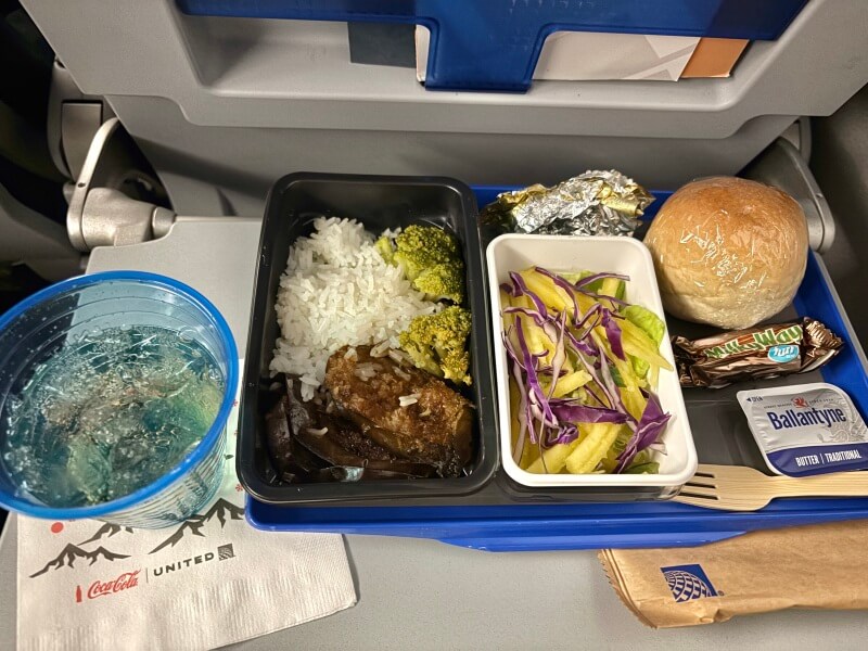ユナイテッド航空「グアム→羽田」便の機内食