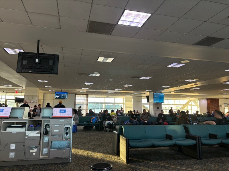 ユナイテッド航空「グアム→チューク」に乗るため搭乗口で待っているところ