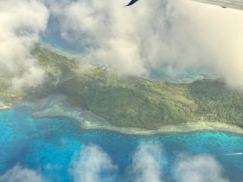 ユナイテッド航空「グアム→チューク」の、チューク近くの窓からの眺め