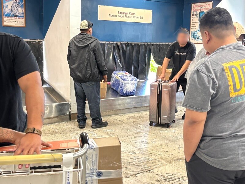 チューク国際空港の預け荷物を受け取るところ