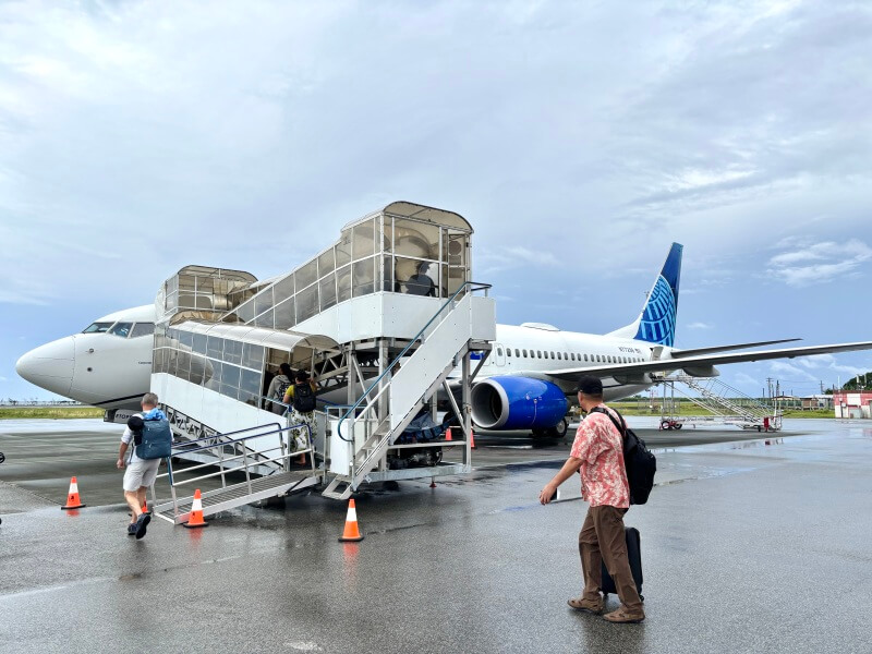 ユナイテッド航空「チューク→グアム」に搭乗するところ