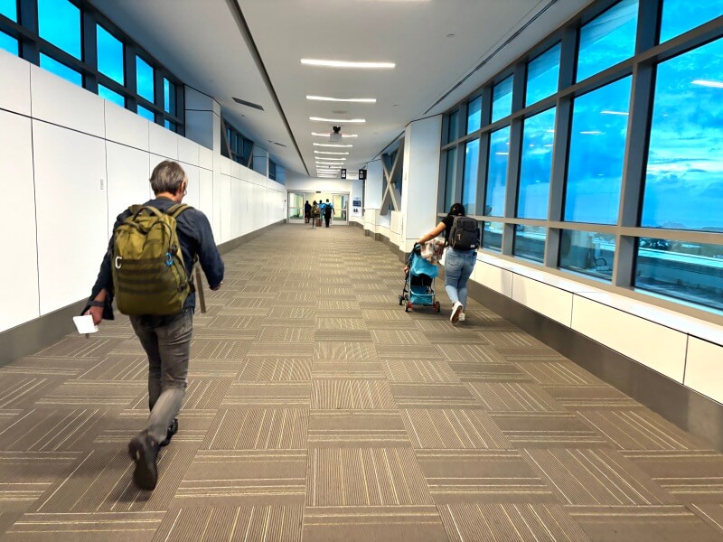 ユナイテッド航空「チューク→グアム」がグアム国際空港に着いたところ